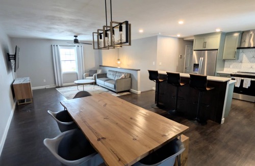 Cave Spring Maison | Spacious 5-bedroom house with fenced in backyard in Roanoke, Virginia.