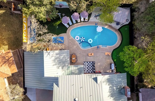 Vance Jackson Maison | Spacious 5-bedroom Heated Pool with Spa, Movie Room, Golf + More