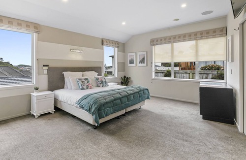 Johnsonville Maison | Spacious 5 bedroom with Garage * FIFA World Cup Base!