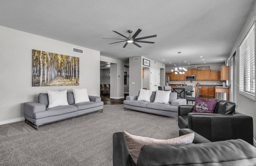 Crossings At Crossroads Maison | Spacious 5 BR, 3.5 BA, 4000+sf, WiFi, Pool,Hot Tub