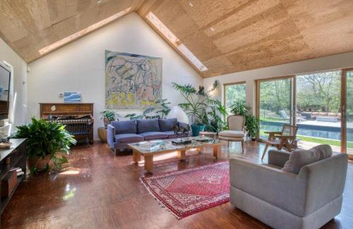 Springs Maison | Spacious 5-BR 4-Bath Pool in East Hamptons