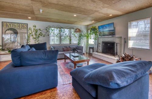 Springs Maison | Spacious 5-BR 4-Bath Pool in East Hamptons