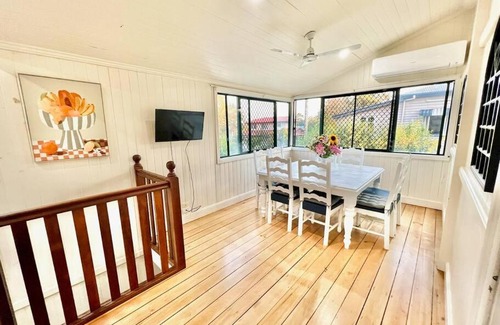 Bundaberg North Maison | Spacious 5 BR Family Home with free WIFI & AC pet friendly