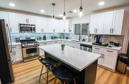Paradise Maison | Spacious 5BD 12Guest home with pool & spa just mins from Strip & Airport