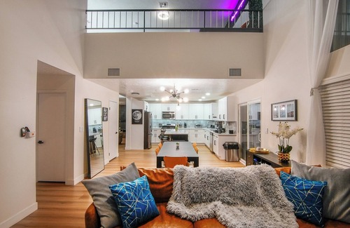 Paradise Maison | Spacious 5BD 12Guest home with pool & spa just mins from Strip & Airport