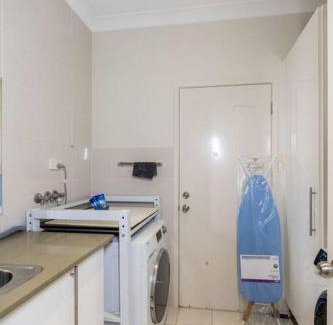 Sunnybank Appartement | Spacious 5BR 3BA Home w Parking and Yard in Sunnybank M11