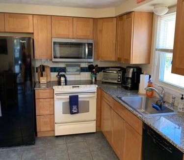 Eastward Look Maison | Spacious 5BR Beach House Vacation-walk to Scarborough!