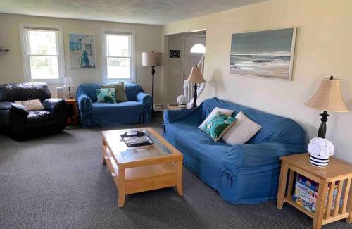 Eastward Look Maison | Spacious 5BR Beach House Vacation-walk to Scarborough!