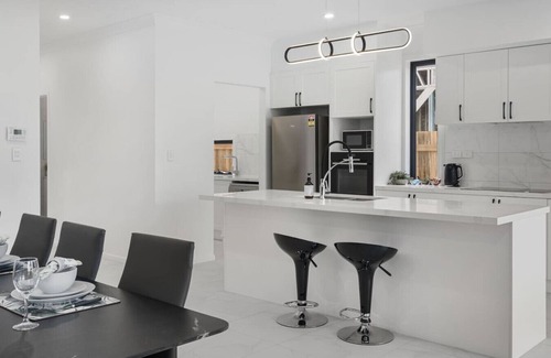 Corinda Maison | Spacious 5BR Family Home in Leafy Corinda