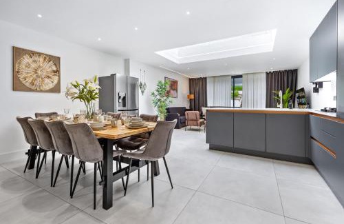 Luton Maison | Spacious 5BR for Work Crews Parking & WiFi