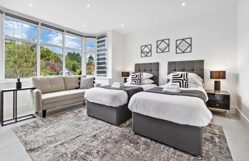 Luton Maison | Spacious 5BR for Work Crews Parking & WiFi
