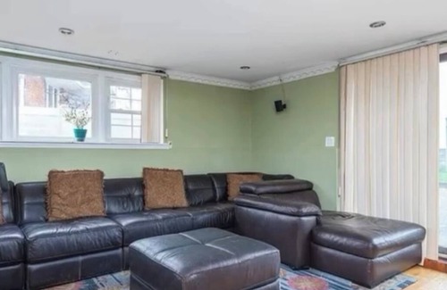 Syosset Maison | Spacious 5BR Home Sleeps 10 Near NYC & Long Island Beaches