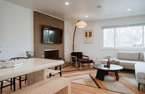 Littleton Maison | Spacious 5br Home W Hot Tub & Deck
