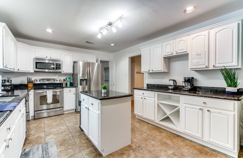 North San Antonio - SAT Maison | Beautiful 5bd with Pool, Hot Tub, Pool Table & Game Room! Sleeps 14!
