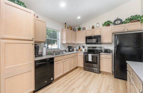 Orange Tree Maison | Spacious 5BR Villa w/South-Facing Pool, Spa & Game Room Near Disney
