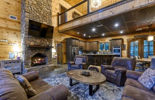 Hochatown Cabine | Spacious 5BR w/Pond + Hot Tub | Games + Sleeps 19