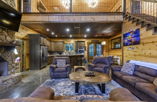 Hochatown Cabine | Spacious 5BR w/Pond + Hot Tub | Games + Sleeps 19