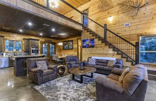 Hochatown Cabine | Spacious 5BR w/Pond + Hot Tub | Games + Sleeps 19