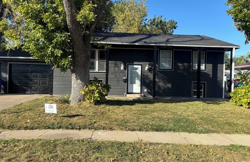 Cedar Rapids Maison | Spacious 6 bed 5 bedroom house 2.5 Bath close to I380 minutes to Marion. Wi-Fi