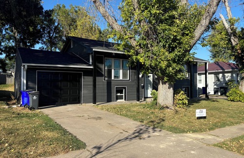 Cedar Rapids Maison | Spacious 6 bed 5 bedroom house 2.5 Bath close to I380 minutes to Marion. Wi-Fi