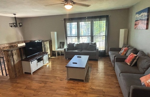 Cedar Rapids Maison | Spacious 6 Bed House, Wifi, TVs in all rooms. Jetted Tub, 2.5 Bath Close to I380