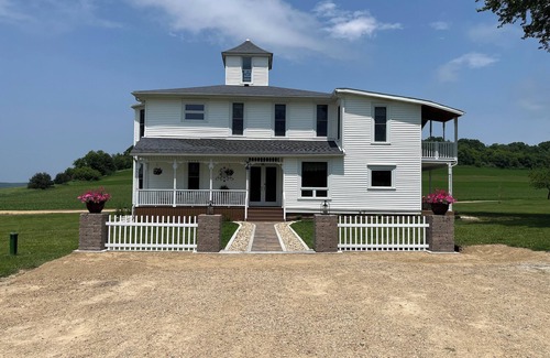 Sextonville Maison | Spacious 6-bedroom house in the hills of the Driftless Area