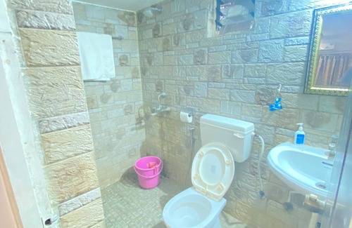 Morjim Hôtel | Spacious 6-bedroom beach house in Morjim beach with WiFi, AC, & kitchen sea view