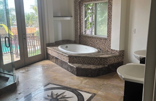 Vista Maison | Spacious 6-bedroom estate in gorgeous Vista with AC