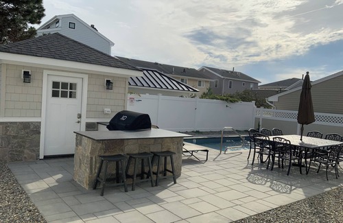 Ortley Beach Maison | Spacious 6-bedroom house 7 from the ocean with heated built in pool