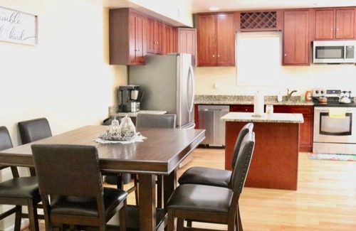 Lower Central NE Maison | Spacious 6-bedroom house with AC, WiFi in awesome Washington