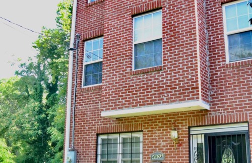 Lower Central NE Maison | Spacious 6-bedroom house with AC, WiFi in awesome Washington