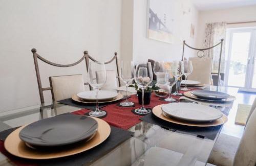 Dudley Maison | Spacious 6 bedroom House in Dudley with optional Nursery-Drive and Garage-Families and Contractors Welcome