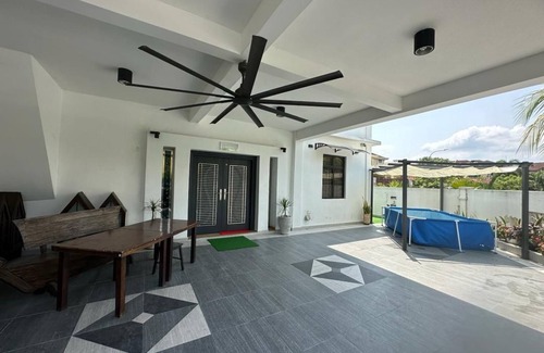 Johor Bahru Maison | Spacious 6-bedroom house in brilliant Johor Bahru with AC