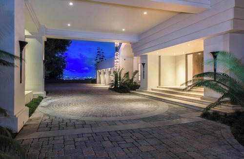 Hollywood Hills West Maison | Spacious 6-bedroom estate in fantastic Los Angeles with WiFi, AC, fitness room
