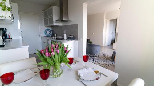 Jarvenpaa Appartement | Spacious 68m2 apartment with fabulous forest view and aircon
