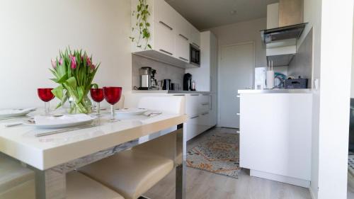 Jarvenpaa Appartement | Spacious 68m2 apartment with fabulous forest view and aircon