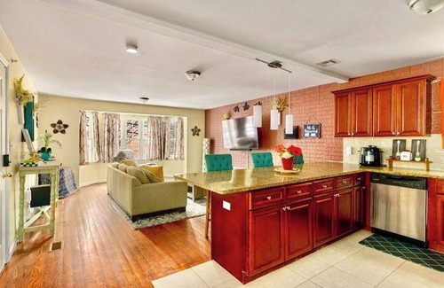 Newark Maison | Spacious 6BR Duplex Near EWR & NY/NJ Attractions