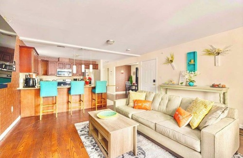 Newark Maison | Spacious 6BR Duplex Near EWR & NY/NJ Attractions