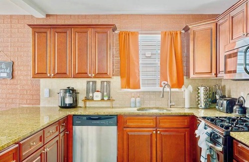 Newark Maison | Spacious 6BR Duplex Near EWR & NY/NJ Attractions