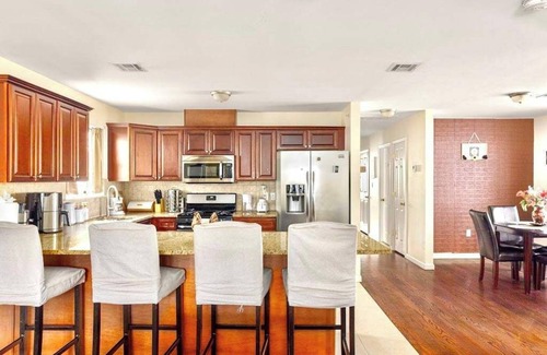 Newark Maison | Spacious 6BR Duplex Near EWR & NY/NJ Attractions