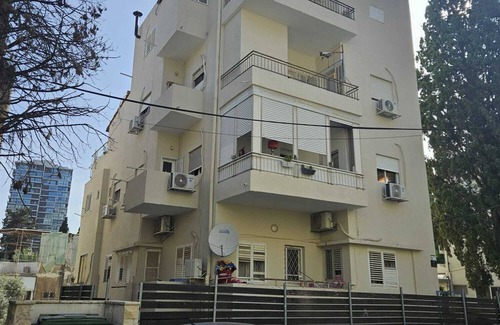 Haifa Appartement | Spacious 7-bedroom apartment in nice Haifa with WiFi, AC