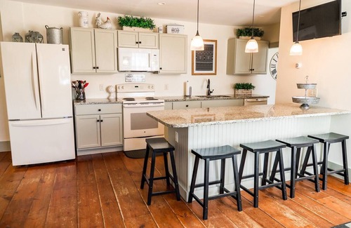 Boscawen Maison | Spacious 7-bedroom Historic Country Inn near Concord