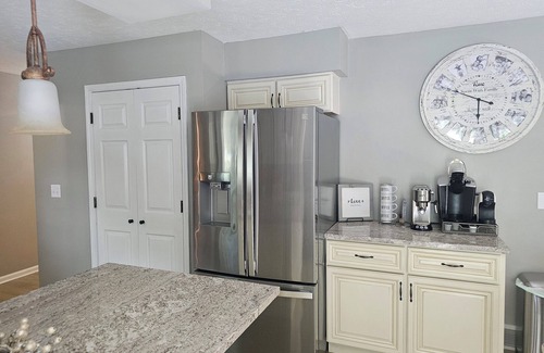 Avon Lake Maison | Spacious 7-bedroom house in lovely Avon Lake with AC, WiFi & close to Lake Erie