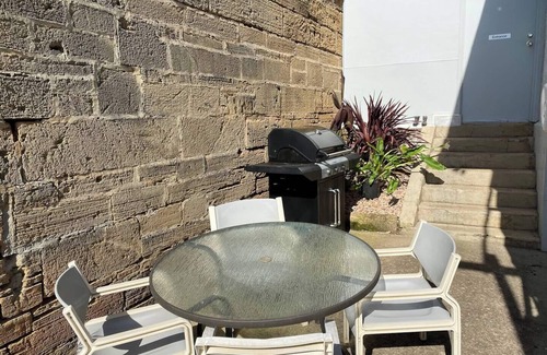 Hamilton Maison | Spacious 7-bedroom house with WiFi, AC in beautiful Hamilton