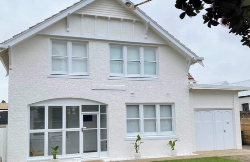 Hamilton Maison | Spacious 7-bedroom house with WiFi, AC in beautiful Hamilton
