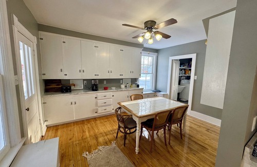 Laurium Maison | Spacious 7-bedroom house with WiFi, Garage, Sauna, and AC in amazing Calumet