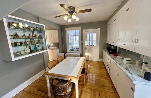 Laurium Maison | Spacious 7-bedroom house with WiFi, Garage, Sauna, and AC in amazing Calumet