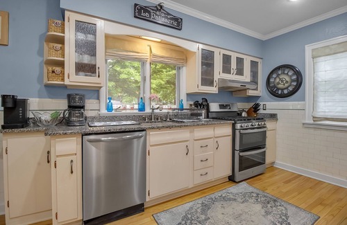 Lake Erie Beach Maison | Spacious 7-bedroom house in marvelous Angola on the Lake with AC