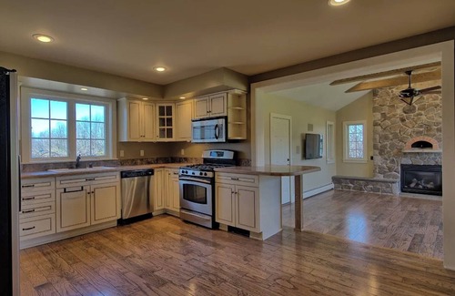 Vestal Maison | Spacious 7-bedroom House in Vestal
