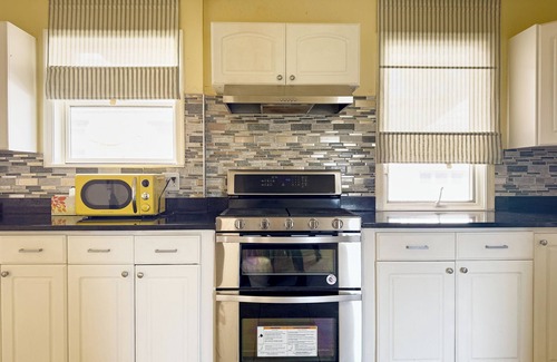 Upper Darby Maison | Spacious 7-BR Family Retreat in Upper Darby